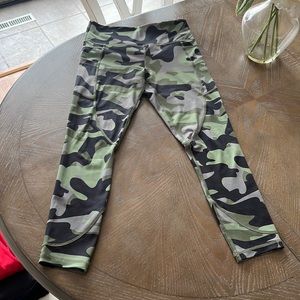 Sz 6-8 Zyia camo legging with pockets on both sides